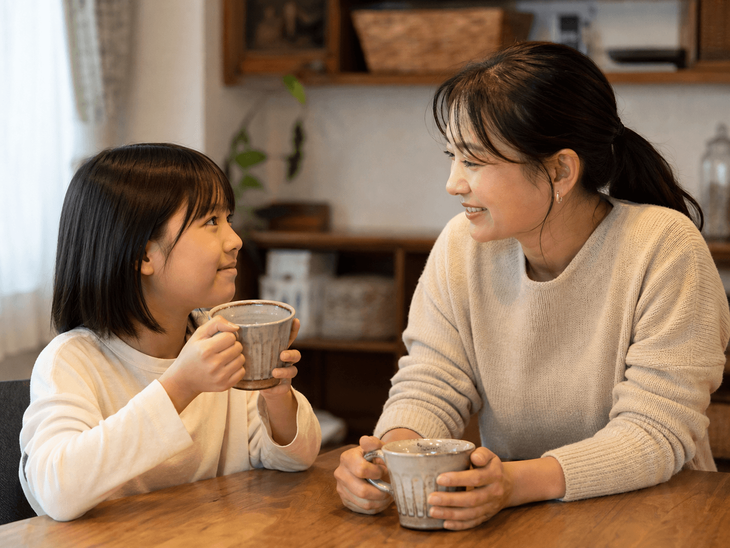 家庭で穏やかに話す親子
